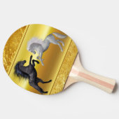 Zwart en een wit paard dat vecht tafeltennisbatje (Zijkant)