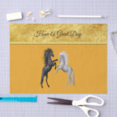 Zwart en een wit paard dat vecht tissuepapier (Craft)