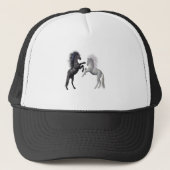 Zwart en een wit paard dat vecht trucker pet (Voorkant)