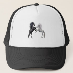 Zwart en een wit paard dat vecht trucker pet