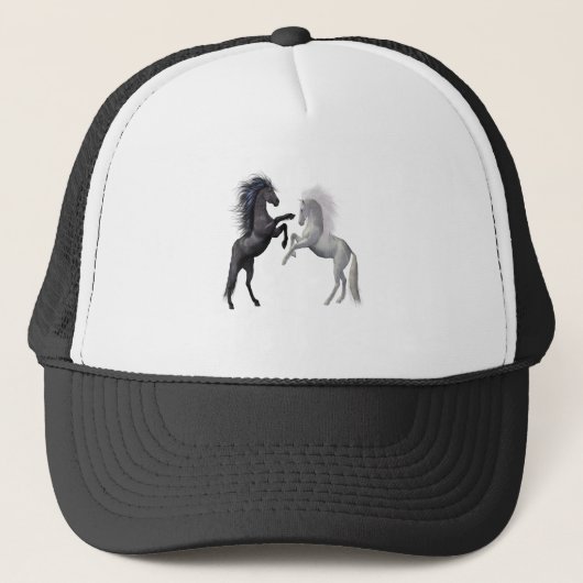 Zwart en een wit paard dat vecht trucker pet (Voorkant)