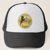 Zwart en een wit paard dat vecht trucker pet (Voorkant)