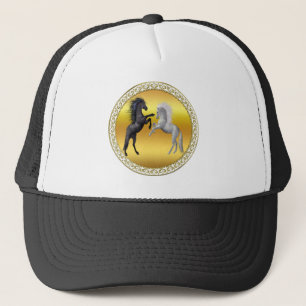 Zwart en een wit paard dat vecht trucker pet