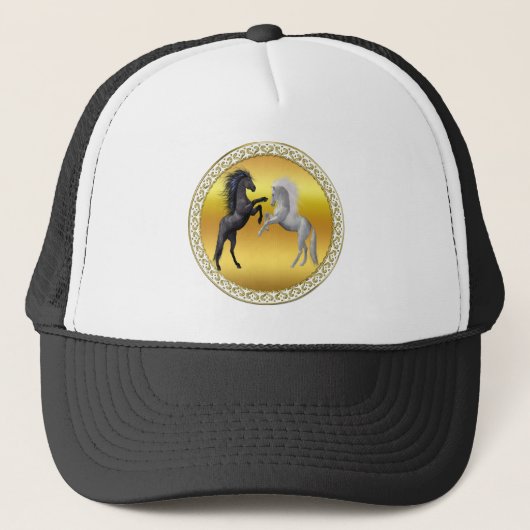 Zwart en een wit paard dat vecht trucker pet (Voorkant)
