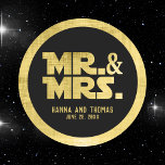 Zwart en geborsteld goud Mr en Mrs Wedding Ronde Sticker<br><div class="desc">Introductie van onze exclusieve Black and Brushed Gold Mr en Mrs Wedding Classic ronde Sticker, ontworpen met een boeiend sciencefiction thema. Deze stickers zijn ideaal voor het toevoegen van een vleugje futuristische elegantie aan uw huwelijksdecor en hebben een strakke zwarte achtergrond die wordt geaccentueerd door luxueuze geborstelde gouden accenten. De...</div>
