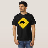 Zwart en geel Armadillo Crossing Road Sign T-shirt (Voorkant volledig)