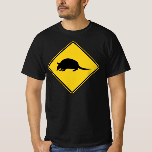 Zwart en geel Armadillo Crossing Road Sign T-shirt (Voorkant)