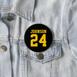 Zwart en Geel Atleet Naam Jersey Nummer Ronde Button 7,6 Cm<br><div class="desc">Vrolijk op je favoriete sportteam, football speler of show gewoon je schooltrots met een aangepaste gepersonaliseerde spirit knop! Voeg je schoolnaam toe of personaliseer met de naam van een speler en een jersey-nummer. Perfect voor football, basketbal, honkbal en voetbalwedstrijden! Creëer custom pinnen voor het hele team, cheerleaders, ouders en broers...</div>