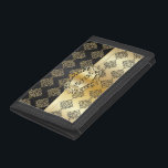 Zwart en Gold Damask-ontwerp | Personaliseren Drievoud Portemonnee<br><div class="desc">Portemonnee. Uitgelicht in een klassiek zwart en faux metallic goud met DIY tekst. 📌Als u meer aanpassingen nodig hebt, klikt u op het gebied "Klik om verder aan te passen" of "Ontwerp aanpassen of bewerken" en gebruikt u onze ontwerptool om de grootte te wijzigen, te roteren, tekstkleur te wijzigen, tekst...</div>