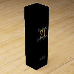Zwart en goud 21ste verjaardag modern script stijl wijn<br><div class="desc">Moderne cadeau voor 21ste verjaardag,  zwart en goud. Deel van een elegant stijlvol collectie</div>