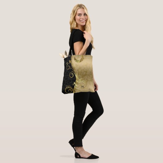 Zwart en goud bloemdamast en gouden werveling tote bag (Op model)