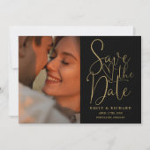 Zwart en goud bruiloft 2 foto Elegant script Save The Date (Voorkant)