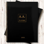Zwart en Goud Business Logo Monogram Planner<br><div class="desc">Black and Gold Business Logo Monogram Planner Elegant, cool, glamoureus en unisex in stijlvol zwart met elegante gouden letters. Personaliseer en voeg uw initialen toe. Voeg uw aangepaste logo of afbeelding toe. De naam is geschreven met een modern handschrift. Perfect voor alle ondernemers, kleine ondernemers, winkeleigenaren, consultants. Geweldig om uw...</div>