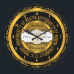 Zwart en goud elegant 1e huwelijksjubileum grote klok<br><div class="desc">De verbintenis van het huwelijk verdient de kwaliteit van een persoonlijk cadeau. Laat het belangrijke stel weten hoeveel ze je inspireren met ons originele ontwerp in zwart en goud voor de eerste verjaardag. Personaliseer met namen,  trouwdatum en jubileumdatum. Origineel ontwerp gemaakt door Holiday Hearts Designs.</div>