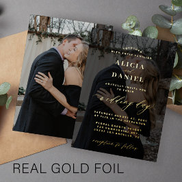 Zwart en goud foto overlay elegante typografie folie uitnodiging