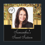 Zwart en goud fotosjabloon zoet zestien kaart<br><div class="desc">Personaliseer deze coole moderne zwart-gouden bling sweet sixteen verjaardagsfeestje uitnodigen met uw eigen aangepaste tekst sjablonen en modern instagram of andere camera telefoon foto, aan de sjabloon, andere foto afmetingen kunnen passen, maar moeten mogelijk worden aangepast om aan te passen. Maak een echt unieke persoonlijke uitnodiging voor uw dochters speciale...</div>