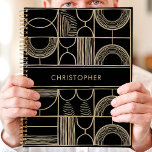 Zwart en goud geometrische aangepaste naam planner<br><div class="desc">Dit strakke plannerontwerp heeft een opvallende zwarte achtergrond met een gewaagd geometrisch patroon in glinsterende gouden accenten. De moderne lay-out benadrukt een aangepaste naam in het midden, waardoor het zowel stijlvol als gepersonaliseerd is. Ideaal voor professionals, studenten of iedereen die hedendaags design op prijs stelt. Perfect voor het organiseren van...</div>