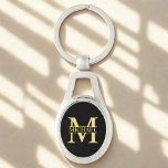 Zwart en goud - Gepersonaliseerd Monogram en naam Sleutelhanger<br><div class="desc">Gepersonaliseerde monogram- en naamcadeaus met gepersonaliseerd goudmonogram in klassieke stijl van het serif lettertype met naamdoos in het midden van het monogram op zwarte achtergrond. Perfect als vaderdag cadeautjes voor vader, cadeaus voor grootvader, echtgenoot, groom, beste man, groomsmen en nog veel meer. Opmerking: de foliedetails worden gesimuleerd in de illustratie....</div>
