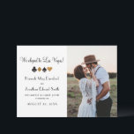 Zwart en Goud Las Vegas Foto Elopement Aankondiging<br><div class="desc">Jij en je geliefde zijn naar Las Vegas gegaan om te trouwen en willen het gelukkige nieuws delen met familie en vrienden. Personaliseer deze glamoureuze faux gold glitter en zwarte kaart pak thema aankondiging met uw aangepaste tekst en een bruiloft foto.</div>