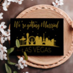 Zwart en Goud Las Vegas Silhouet Bruiloft Kaart<br><div class="desc">Verbluf je vrienden en familie door ze deze zwarte en gouden Las Vegas bruiloft uitnodigingen te sturen. Ze wachten er reikhalzend op om met je mee te gaan op deze zeker-te-zijn-leuke bruiloft!</div>