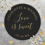 Zwart en goud liefde is zoete bruiloft gunst ronde sticker<br><div class="desc">Zwart en goud bruiloft gunst liefde is lief klassiek ronde sticker. Ontworpen door Thisnotme©</div>