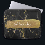 Zwart en goud marmer met goudfolie en glitter laptop sleeve<br><div class="desc">Zwart en Goud Marmer met Gouden Folie en Glitter Elegant Monogram Naam Sleeve. Dit sleeve kan worden aangepast om uw voornaam op te nemen.</div>