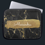 Zwart en goud marmer met goudfolie en glitter laptop sleeve<br><div class="desc">Zwart en Goud Marmer met Gouden Folie en Glitter Elegant Monogram Naam Sleeve. Dit sleeve kan worden aangepast om uw voornaam op te nemen.</div>