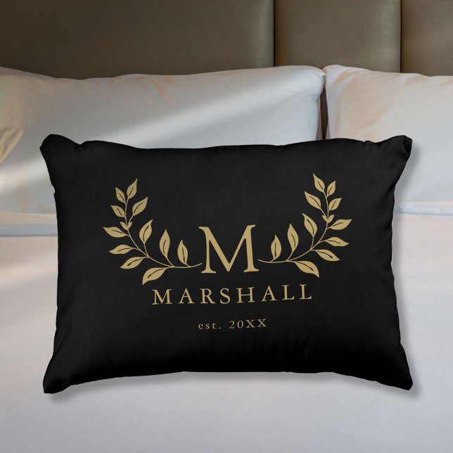 Zwart en Goud Modern Bloemmonogram Familienaam Accent Kussen (Black And Gold Modern Floral Monogram Family Name Accent Pillow)