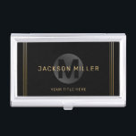 Zwart en goud modern, eenvoudig gepersonaliseerd m visitekaarthouder<br><div class="desc">Moderne,  minimalistische monogram en naam met dunne lijnen in zwarte en nepgoudkleur,  aangepast met uw eigen tekst,  schoon en eenvoudig,  goed aangepast aan uw eigen professionele visitekaartje hoesje.</div>