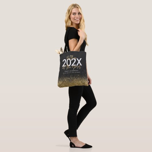 Zwart en goud modern script glitter afstuderen tote bag (Op model)