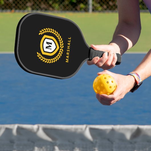 Zwart en Goud Monogram Logo Crest Pickleball Paddle (Insitu)