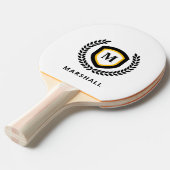 Zwart en Goud Monogram Logo Crest Tafeltennisbatje (Voorkant Gekanteld)
