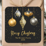 Zwart en Goud Ornamenten Vrolijk kerstfeest Vierkante Sticker<br><div class="desc">Deze elegante en glamoureuze vakantie sticker kan worden gepersonaliseerd met uw familienaam. Het ontwerp is voorzien van gouden en zwarte kerstbauble ornamenten op een zwarte achtergrond. De tekst combineert handgeschreven script en moderne schreefloze lettertypen voor een stijlvolle en verfijnde look. De glinstering en glitter voegen een feestelijke en magische touch...</div>