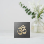 Zwart en goud voorzien van de inscriptie OM-symboo Vierkante Visitekaartje (Staand voorkant)