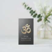 Zwart en goud voorzien van de inscriptie OM-symboo Visitekaartje (Staand voorkant)