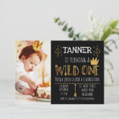 Zwart en Goud Wild Foto 1e verjaardag Uitnodiging (Staand voorkant)