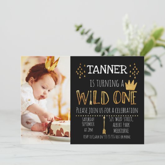 Zwart en Goud Wild Foto 1e verjaardag Uitnodiging (Staand voorkant)