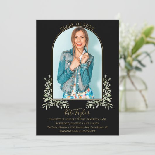 Zwart en gouden boog blad foto afstudeerfeest kaart (Staand voorkant)