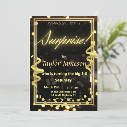 Zwart en gouden verrassingsuitnodiging QR RSVP Kaart (Staand voorkant)