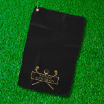 Zwart en goudgolfclubs, speciaal gepersonaliseerd golfhanddoek<br><div class="desc">Pas de naam aan om een geweldig golfcadeau en keepasje te creëer. Ontworpen door: Thisnotme©</div>
