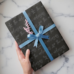 Zwart en grijs bladwerk Uw familienaam Kerstmis Cadeaupapier