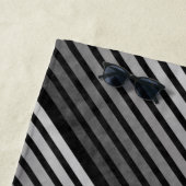 Zwart en grijs Camouflage getextureerde lijn strep Strandlaken (In situ)