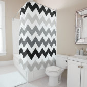 Zwart en grijs chevron golven strepen patroon douchegordijn (In situ)
