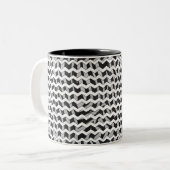 Zwart en grijs Chevron Zebra patroon Tweekleurige Koffiemok (Voorkant links)