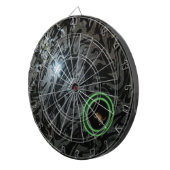 Zwart en grijs gazon kom, dartboard met darts dartbord (Voorkant Rechts)
