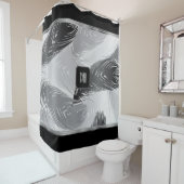 Zwart en grijs Ventilatorpatroon met monogram Douchegordijn (In situ)
