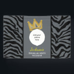 Zwart en grijs zebra print spandoek<br><div class="desc">Deze zwart-grijze zebraprint met graffiti kroon is geweldig voor jongens avondje uit,  de bruiloft golfdag en vrijgezellenfeesten. Klik op de aangepaste knop om een afbeelding toe te voegen,  de naam en de titel van de gebeurtenis te wijzigen.</div>