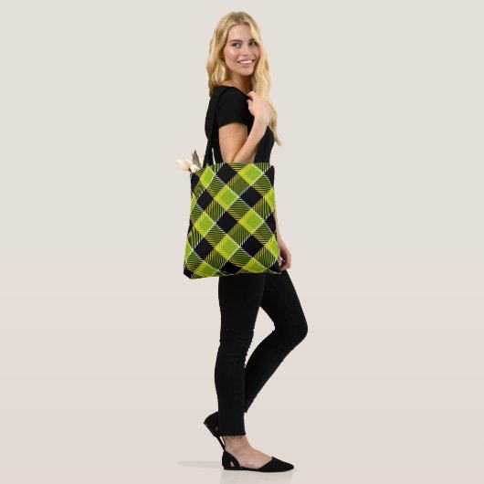 Zwart en groen geruite tote bag (Op model)
