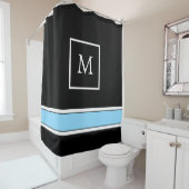 Zwart en lichtblauw monogram met strepen douchegordijn (In situ)