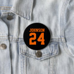 Zwart en Oranje Atleet Naam Jersey Nummer Ronde Button 7,6 Cm<br><div class="desc">Vrolijk op je favoriete sportteam, football speler of show gewoon je schooltrots met een aangepaste gepersonaliseerde spirit knop! Voeg je schoolnaam toe of personaliseer met de naam van een speler en een jersey-nummer. Perfect voor football, basketbal, honkbal en voetbalwedstrijden! Creëer custom pinnen voor het hele team, cheerleaders, ouders en broers...</div>